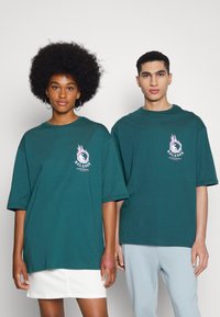 YOURTURN - UNISEX - T-shirts med print - dark green Miniatyrbilde 1