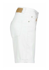 Witte denim shorts met een rechte snit, voorzien van een leren label aan de achterkant, goudkleurige hardware en twee achterzakken.