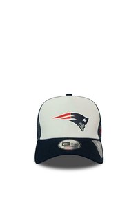 New England Patriots Cap mit weißer Front, marineblauem Schirm und Netzseiten, mit einem gestickten Logo in Marineblau, Rot und Weiß. Verstellbare Passform.