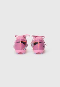 Rosa fotballsko med et elegant design, teksturert stoff, kontrasterende svarte og oransje detaljer, og lyseblå pigger.