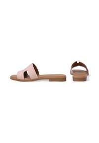 Rosa Leder-Sandalen mit offener Schnittführung, flacher, tanfarbener Sohle und minimalen Hardwareelementen. Strukturiertes Obermaterial und subtile Fußgewölbeunterstützung.