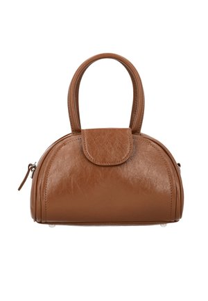 Brun læderhåndtaske med rundet top, dobbelthåndtag, klaplås og sidelås, vist på hvid baggrund.