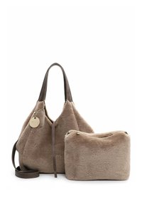 Sac à main en fausse fourrure beige avec des poignées en cuir marron et un charme doré, accompagné d'une petite pochette assortie avec fermeture éclair.