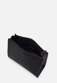 Černá kožená kabelka na klips s obdélníkovým tvarem, zipovým uzávěrem a vnitřní kapsou. Hladká textura, minimalistický design a stříbrné doplňky.