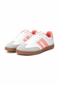 Zapatillas con parte superior de cuero blanco, acentos sintéticos rosas y puntera de ante gris. Suela de goma con agarre texturizado. Diseño con cordones, estilo casual.