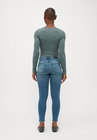 ONLY Petite Vaqueros pitillo - light blue