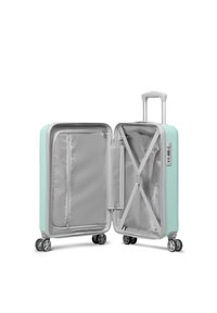 Harde turquoise koffer met een zilveren interieur, voorzien van een ritssluiting compartiment, kruisbanden en vier draaibare wielen.