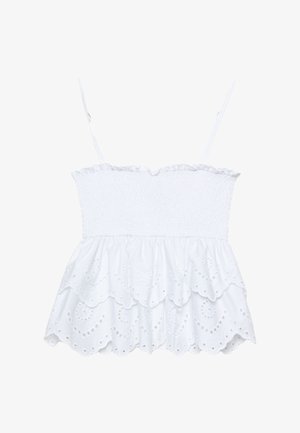 Biely bezrukávový top so smockovaným telom, volánovým lemom a detailmi z očkovanej čipky, ktorý sa vyznačuje textúrovanou, priedušnou tkaninou a výrezmi v kvetinovom vzore.