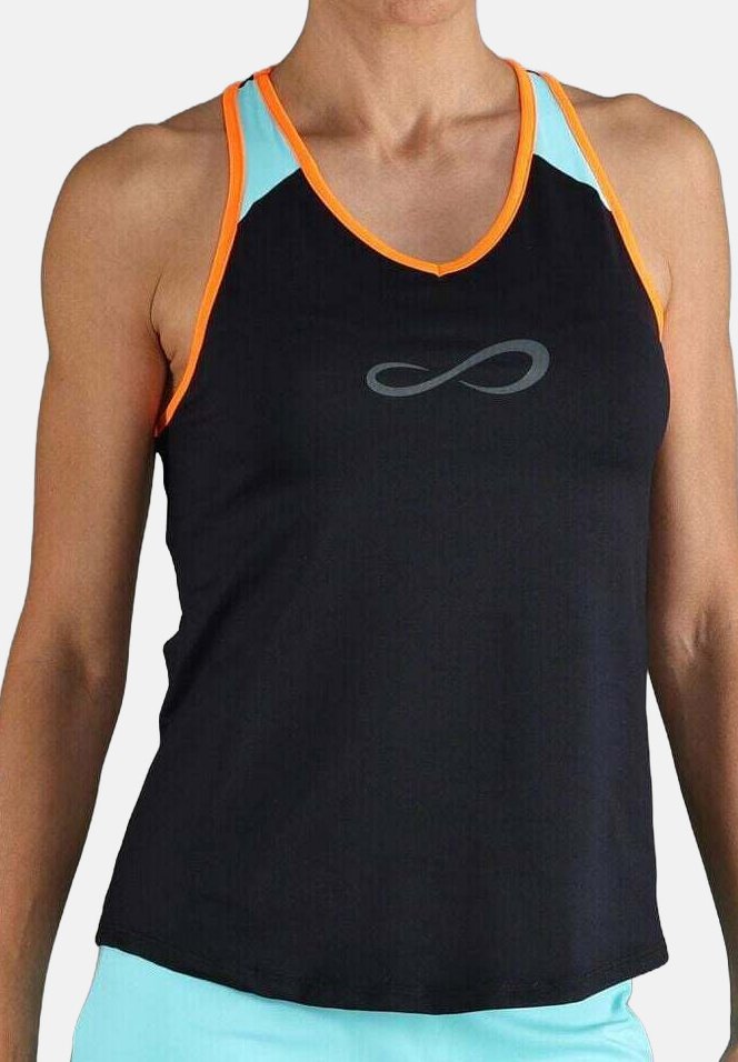 Mujer vistiendo una camiseta atlética sin mangas negra con ribetes naranjas, paneles de hombro en azul claro y un símbolo de infinito en el pecho.