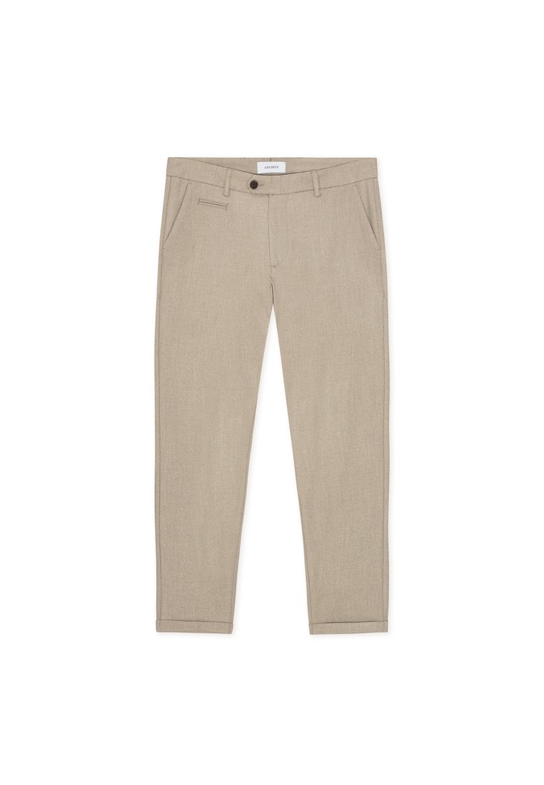 Ανοιχτό μπεζ παντελόνι κατασκευασμένο από υφασμάτινη υφή, με πλαϊνές και πίσω τσέπες, κλείσιμο με κουμπί και στενό τελείωμα στον αστράγαλο.