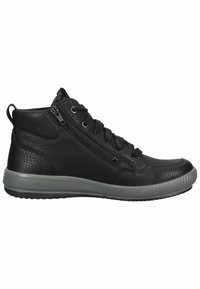 Zapato alto de cuero negro con acabado texturizado, suela de goma gris, cordones en la parte frontal y detalle de cremallera lateral. Diseño minimalista con punta redondeada.