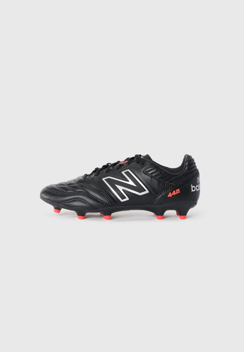 Crampons de foot noirs avec une tige en cuir texturé, présentant un logo "N" argenté, des accents rouges et des crampons en caoutchouc sur la semelle extérieure pour une adhérence optimale.