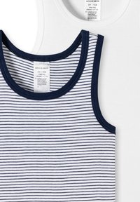 Due due canottiere per bambini: una bianca e l'altra a righe con linee navy. Realizzate in cotone biologico con collo rotondo e fine texture a costine.