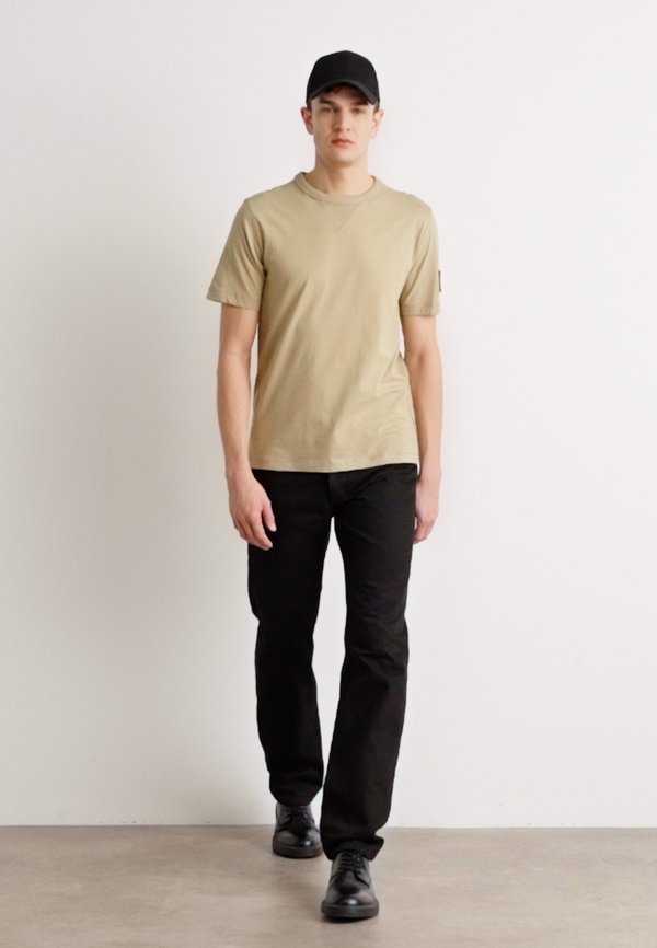 BADGE REGULAR TEE - Basic T-shirt - tree house2