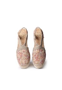 Espadrillas in sughero e tessuto presentano un motivo di ricamo floreale in rosa e bianco, con cinturini in beige a punto croce e suole in juta.