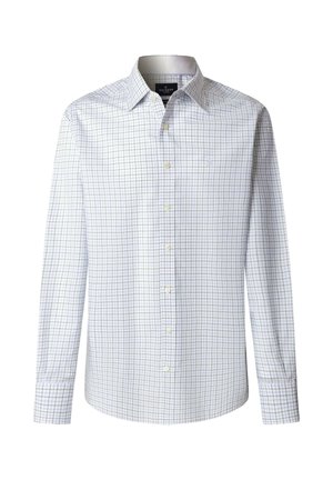Chemise blanche à manches longues, boutonnée, avec un motif à carreaux bleu et marron et un col pointu.