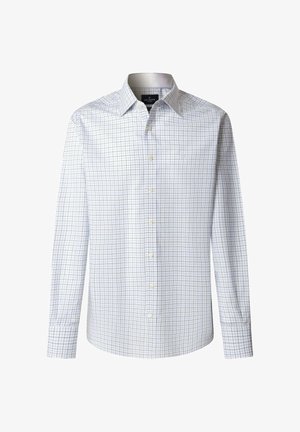 Chemise blanche à manches longues, boutonnée, avec un motif à carreaux bleu et marron et un col pointu.