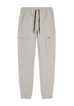 Hellgraue Cargo-Joggerhose mit elastischem Bund, schwarzen Kordeln, seitlichen Klappentaschen mit Knöpfen und elastischen Bündchen.