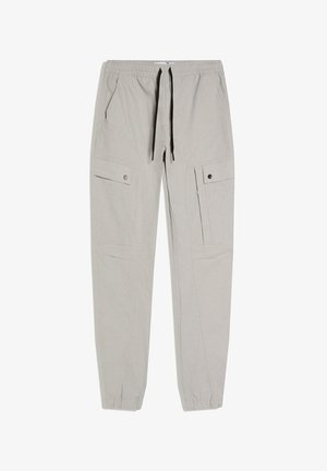 Világosszürke rakományos jogger nadrágok rugalmas derékrésszel, fekete húzózsinórokkal, gombos oldalzsebfedőkkel és rugalmas mandzsettákkal.