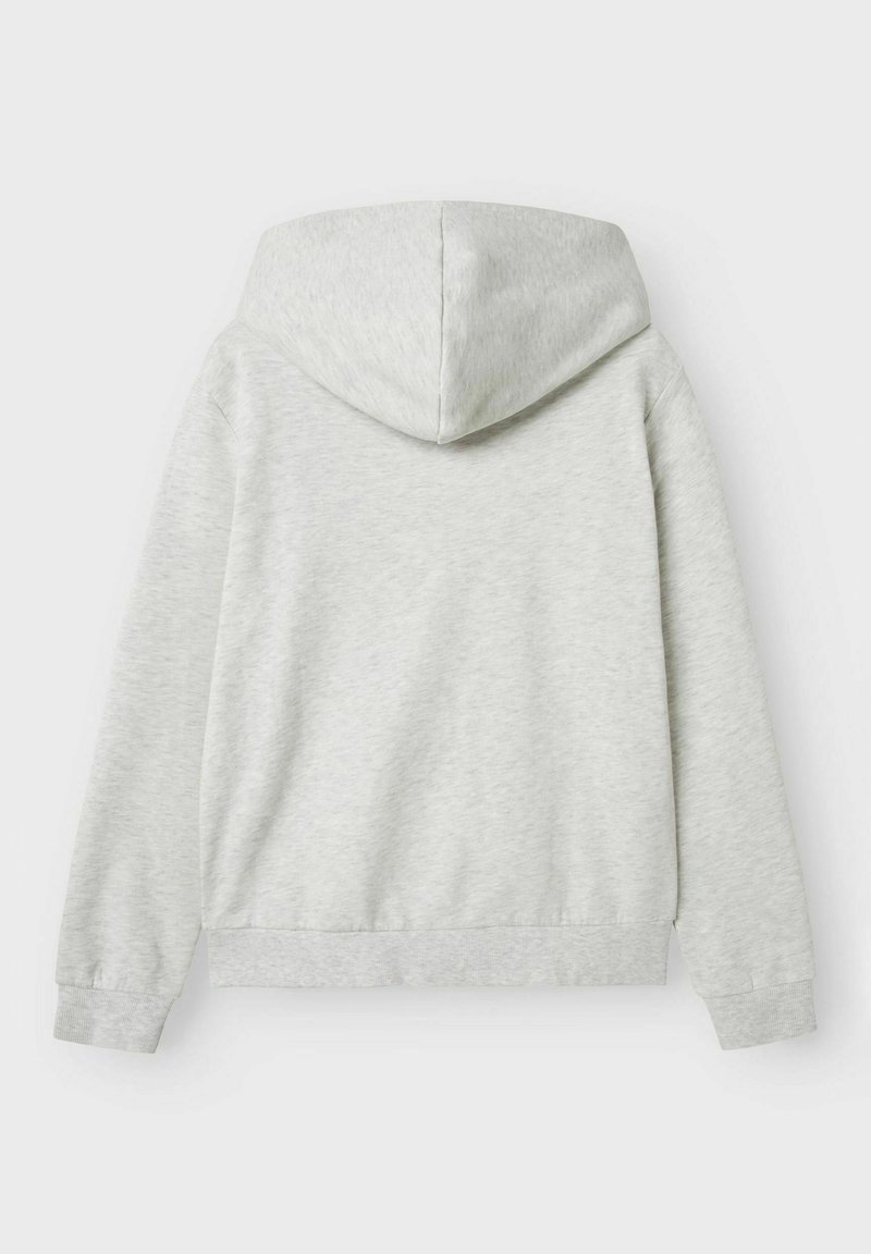 Capuchon sweatshirt in lichtgrijs. Ontworpen met een zachte textuur, geribde mouwen en zoom, met een naadloze achterkant en een verstelbare capuchon.