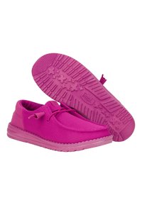 Zapatos ligeros de color rosa brillante con una parte superior texturizada, puntera redondeada y suela flexible con un patrón de estrellas. Incluye cordones y una pestaña de agarre en la parte trasera.