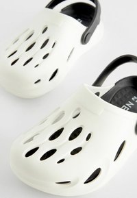 Next REGULAR FIT - Træsko - white monochrome