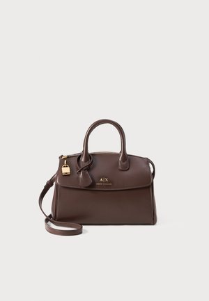 Borsa in pelle marrone con doppi manici, tracolla rimovibile, hardware dorato e dettaglio della serratura. Presenta una patta frontale e il logo del marchio.