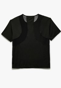 Top negro de manga corta con paneles texturizados en contraste y secciones lisas, con un escote redondeado y un diseño de ajuste relajado.