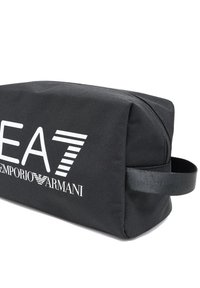 Neceser de lona negra con forma rectangular, que cuenta con cierre de cremallera y un asa lateral. El texto del logo en blanco en el frente acentúa el diseño.