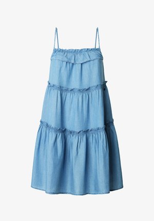 Vaaleansininen farkumekko, jossa on ohuita olkaimia, röyhelökoristeita, kerroksellinen muotoilu sekä rypytetyt osat vyötäröllä ja helmassa.