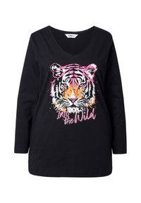 Schwarzes Langarmshirt mit einem bunten Tiger-Graphic und dem Text "Into the Wild" in Pink, mit einem V-Ausschnitt.