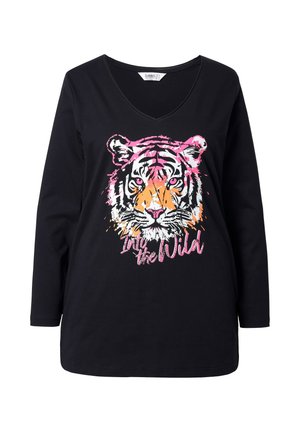 Schwarzes Langarmshirt mit einem bunten Tiger-Graphic und dem Text "Into the Wild" in Pink, mit einem V-Ausschnitt.