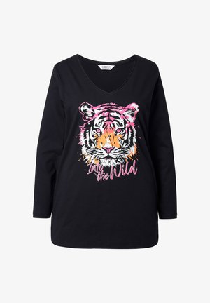 Sort langærmet skjorte med et farverigt tigertryk og teksten "Into the Wild" i pink, med en V-hals design.