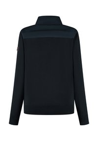 Zwarte langetermijnsweater met hoge kraag en gewatteerde schouderpartij over de bovenrug, geribbelde manchetten en zoom, en een klein mouwpatch.