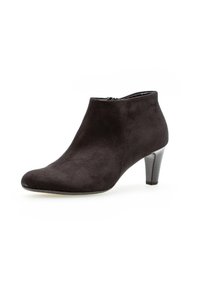 Bottine noire en daim doux, dotée d'un bout pointu et d'un talon de 7,5 cm. Texture lisse sans aucun élément métallique visible ni motifs.