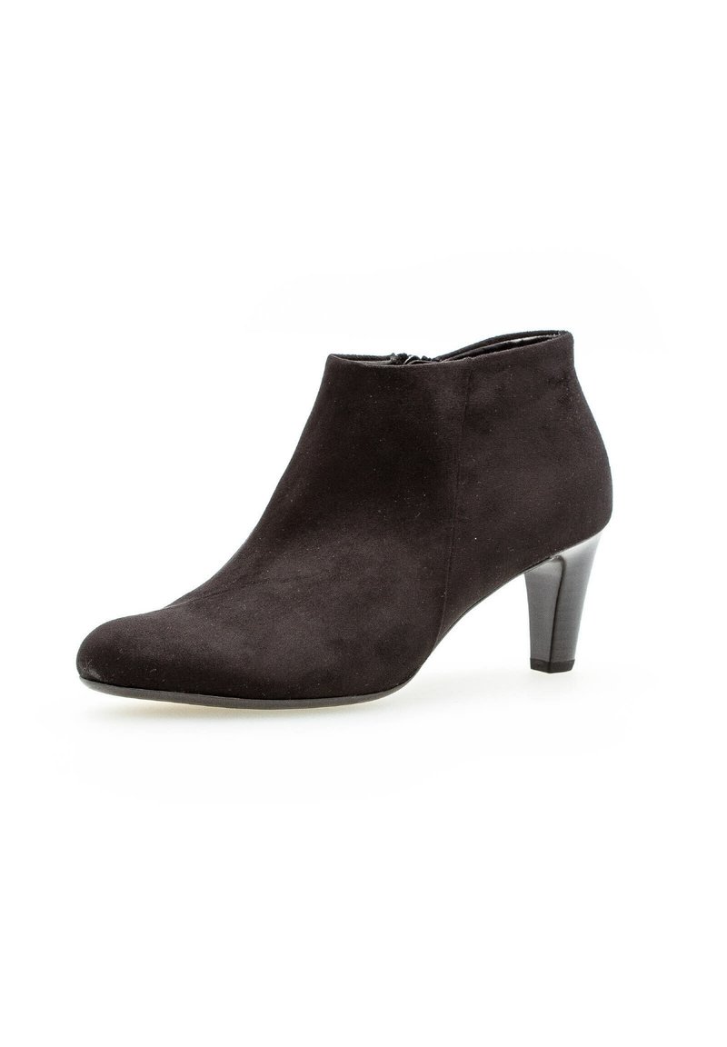 Bottine noire en daim doux, dotée d'un bout pointu et d'un talon de 7,5 cm. Texture lisse sans aucun élément métallique visible ni motifs.