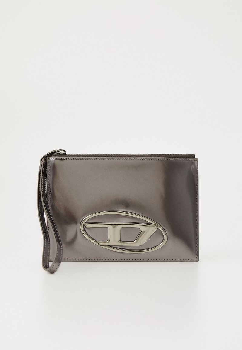 Bolsa metálica cinza com formato plano, fecho de correr e alça para o pulso. Apresenta um logotipo oval proeminente em prateado na face frontal.