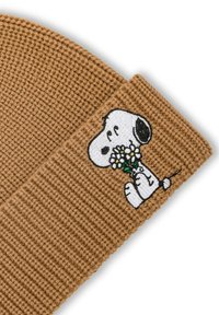 Beanie in maglina marrone con un motivo testurizzato, caratterizzato da un cane cartone ricamato che tiene dei fiori sulla parte frontale.