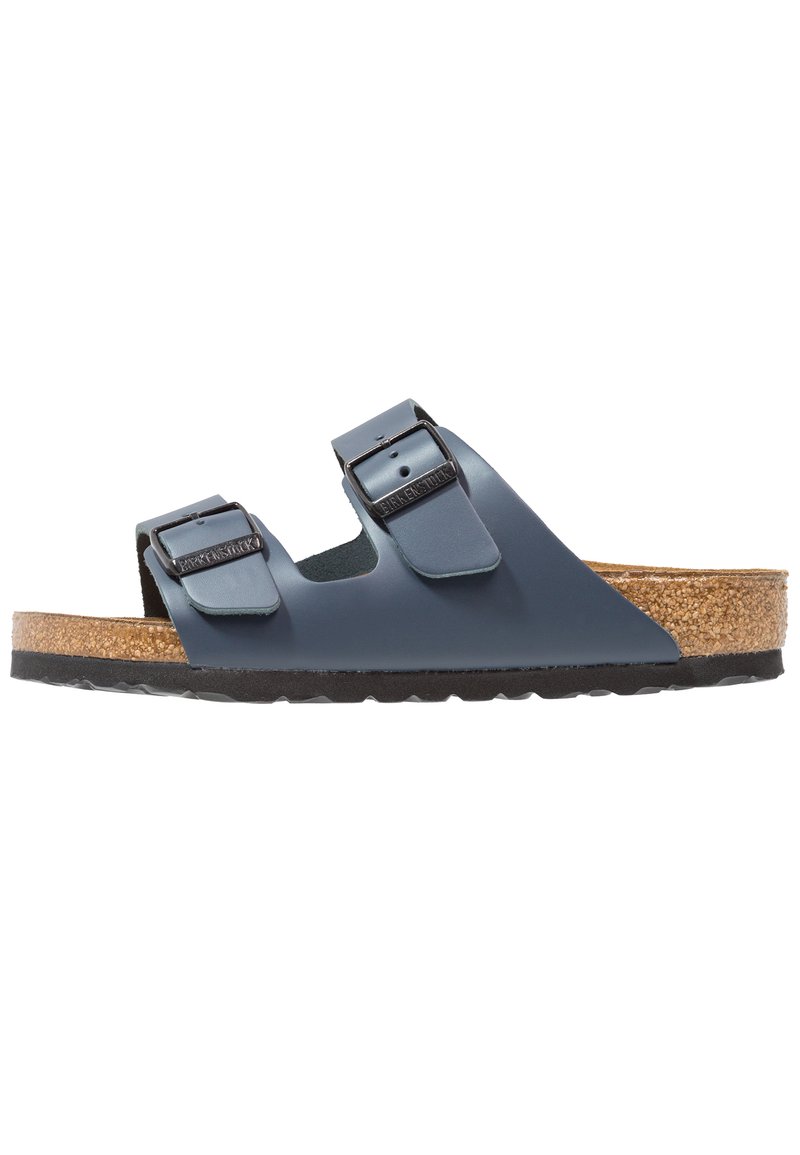 Blå syntetiske sandalflip-flops med to justerbare stropper og spenner. Korkfotbed med strukturert overflate, hviler på en svart gummisole.