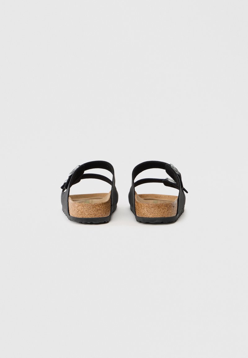 Schwarze Sandalen mit offenem Rücken, zwei verstellbaren Riemen, Korkfußbett und strukturiertem Gummisohle. Glattes Material ohne auffällige Muster.