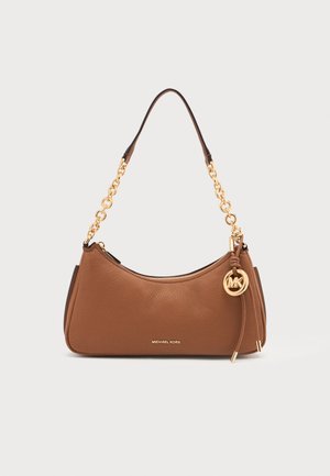 Καφέ δερμάτινη τσάντα ώμου Michael Kors με χρυσή αλυσίδα λουρί και χρυσό λογότυπο σε μονόχρωμο φόντο.