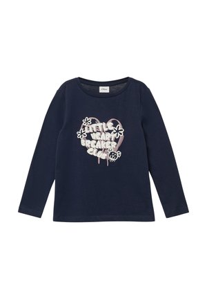 Marineblaues langärmeliges T-Shirt aus weicher Baumwolle mit einem Grafikdesign auf der Vorderseite, das den Text "Little Heartbreaker Club" in hellen Farben und Blumen zeigt.