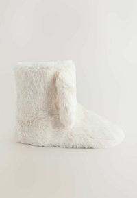 Botine din blană sintetică albă cu vârf rotund, suprafață texturată și detaliu în formă de ureche moale pe lateral, oferind un aspect confortabil și plăcut.