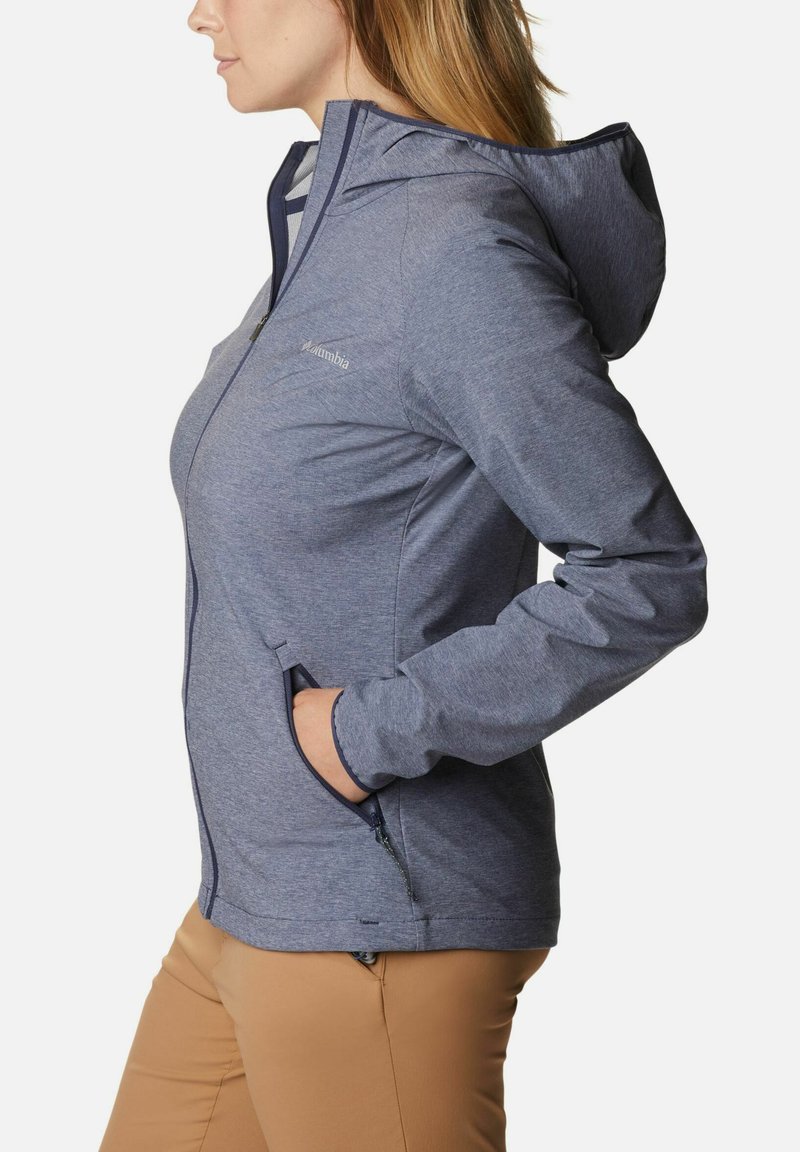 Giacca leggera blu con zip frontale, cappuccio e tasche laterali. Realizzata in tessuto morbido e testurizzato con rifiniture a contrasto.