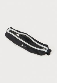 Zwarte Nike heuptas van duurzame stof, met een ritsvak, reflecterende accenten en een lus voor veilige draag.
