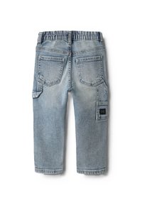 Pantalones cargo de mezclilla en azul claro, con una cintura elástica, cinco bolsillos y un parche cuadrado en el bolsillo lateral izquierdo.