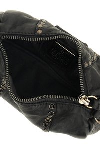Borsa a mano in pelle nera con borchie metalliche, chiusura con zip e fodera in tessuto. Presenta un'etichetta interna e una superficie texturizzata. Design compatto.