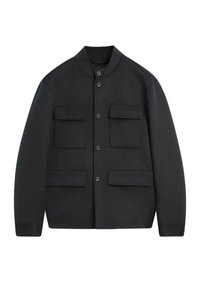 Giacca nera in lana con collo tondo, chiusura frontale con bottoni e quattro tasche applicate. Texture liscia e silhouette sartoriale.