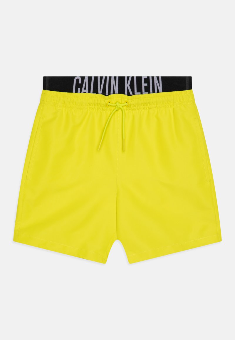 Neonske žute kupaće hlače s crnim elastičnim pojasom na kojem je ispisano bijelo "CALVIN KLEIN", detalj s vezicom i bočne džepove.