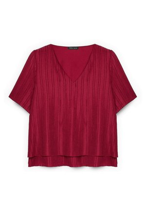 Blusa rossa a maniche corte con scollo a V e trama a coste verticali, con orlo a strati e una piccola etichetta nera all'interno del colletto.